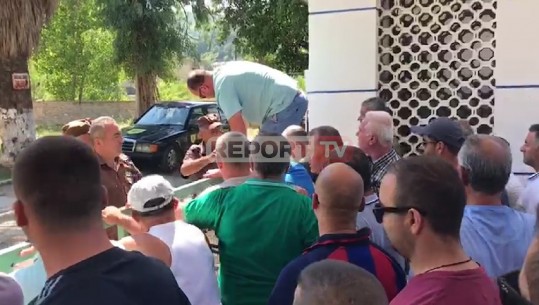 S'kanë marrë pagat, naftëtarët e Ballshit sërish protestë, hyjnë me forcë në uzinë, shoqërohet kreu i Sindikatës (VIDEO)