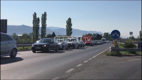 Radhë të gjata automjetesh përgjatë superstradës Milot-Lezhë, pushuesit nga Kosova drejt plazhit