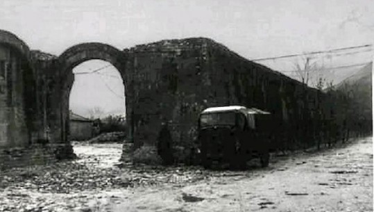 Nis pastrimi i kalasë së Tepelenës, do të hiqen, kioska, lokale dhe karburanti