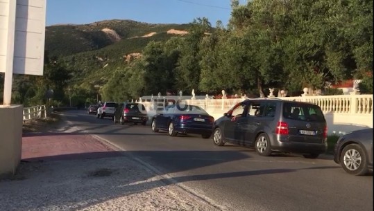 Pushuesit kthehen nga plazhi, radhë ta gjata makinash në aksin Orikum-Vlorë