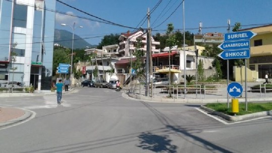 Makina përplas të miturin pranë shkollës 9-vjeçare në Shkozë