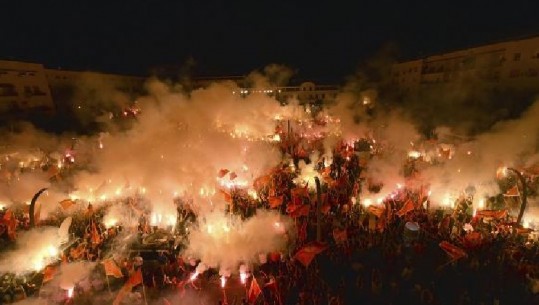 Mali i Zi/ Qindra protestues në sheshet e Podgoricës: Këtu nuk është Serbi   