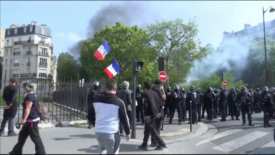 Masat anti-covid ‘ndezin’ protestat e jelekverdhëve