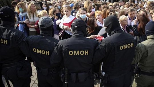 Bjellorusi/ Policia dhunon gratë protestuese në prag të takimit Putin-Lukashenko (VIDEO)