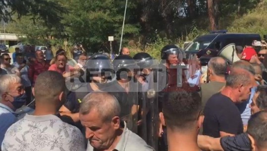 Protesta e naftëtarëve të Ballshit, mbërrin FNSh, spraj për të shpërndarë turmën (VIDEO)