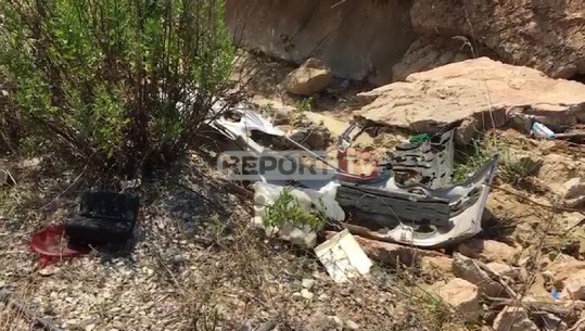 Pjesë makine, sende personale e njolla gjaku/ Çfarë ka mbetur një ditë pas aksidentit tragjik në Elbasan (VIDEO)