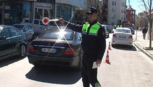 Rrahin policin në mes të qytetit, dy të rinj nga Luzati përfundojnë në pranga