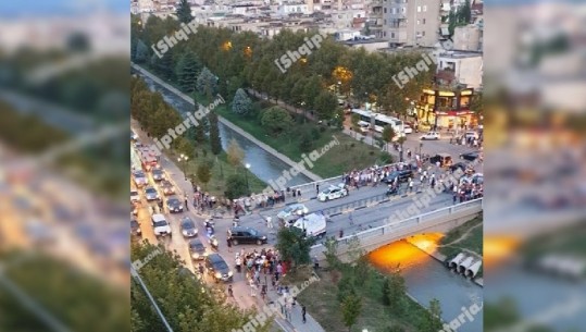 Shpërthimi i makinës/ Kaos në urën e Selitës, njerëz të grumbulluar e të frikësuar (FOTO-VIDEO)