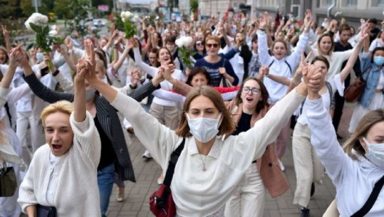 Bjellorusi/ Mijëra protestues marrshojnë në Minsk, dhjetra të arrestuar