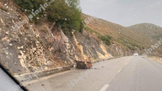 Reshje të dendura në Sarandë, rrëshqitje dherash në disa akse rrugore (VIDEO)