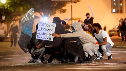 Lihen të lirë policët/ Vendimi i gjykatës shkakton protesta antiraciste në SHBA (VIDEO)