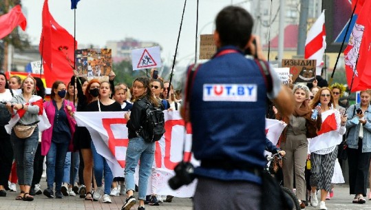 Kriza në Bjellorusi/ Autoritetet pezullojnë për tre muaj televizionin e pavarur Tut.by