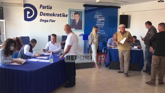 Akuzat për 'listë familjare'/ Nis votimi i kandidatëve të PD në Fier, lista e plotë me 22 emra (VIDEO)