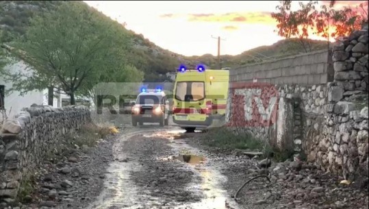 Pas ekspertizës në terren, mbërrin ambulanca që do transportojë trupat e pajetë të dy të rinjve drejt morgut