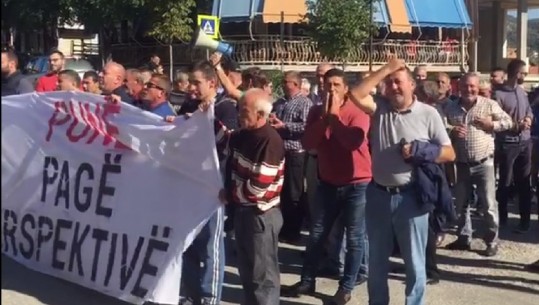 Protestuesit bllokuan qendrën e Ballshit duke i thënë qytetarëve bashkohuni me ne 