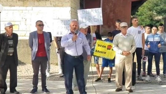 Ndërprerja e punimeve te 'Ura e Peshkëpisë - Selenicë', banorët sërish në protestë pa maska dhe të grumbulluar: Do bojkotojmë zgjedhjet (VIDEO)