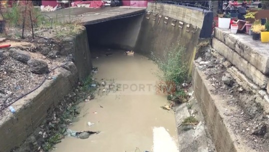 Qytetarët kanë frikë nga përroi i Laçit, rrezikohen përmbytje: Ndihemi të pasigurtë, vetëm zoti në qiell e di hallin tonë