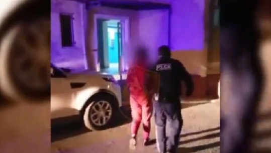 Policia vihet në ndjekje të shoferes 25 vjeçare, arrestohen 3 persona që transportonin 10 të huaj