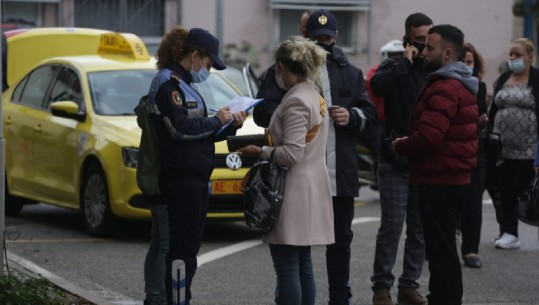 Fotolajm/ Maskat me detyrim, policia pranë spitaleve kontroll për respektimin e masave! Vendosin gjoba për ata që i shkelin