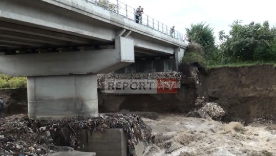 Mamurras/ Rrëshqitje dherash, ura e lumit Droje rrezikon të shembet, banorët: Punimet u bënë pa cilësi (VIDEO)