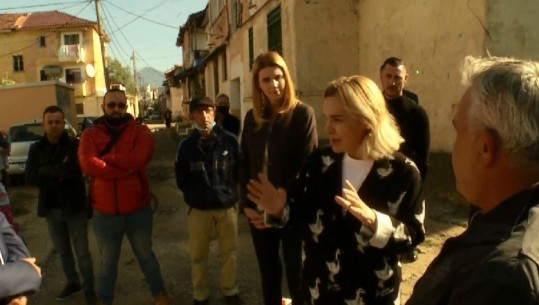 Kryemadhi pa maskë e pa distancë mes njerëzve në Kombinat: Pronën tuaj s'ua tjetërson dot Veliaj! Do i bëjmë letër prokurorisë dhe bashkisë (VIDEO)