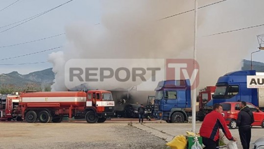 Elbasan/ Merr flakë servisi i makinave në anë të rrugës! Digjet magazina dhe 2 mjete të parkuara...shtëllunga të mëdha tymi (VIDEO)