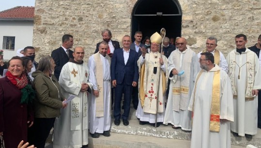 Presidenti Meta shfaqet krah Imzot George Frendos, merr pjesë në meshë! 'Harrohen' maskat (Foto)