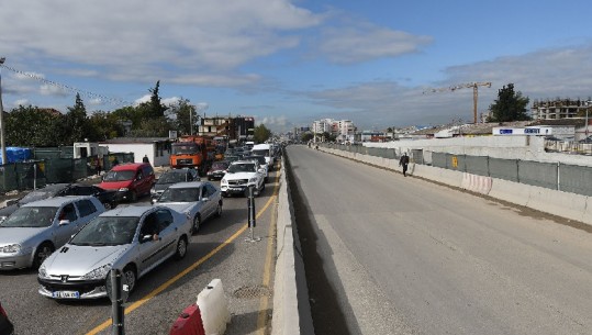 Vëzhgimi i Report Tv/ Sot devijohet lëvizja te ish- sheshi 'Shqiponja'! Më shumë trafik në hyrje të Tiranës! Mungojnë vijat e bardha, këmbësorët rrezikojnë duke kaluar mes makinave