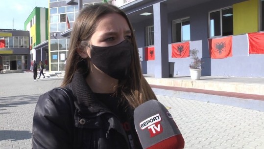 Pandemia/ Nxënësit: Kemi vështirësi, por mësimi të bëhet në shkollë! Mësuesja: Distancimi s’respektohet, fëmijët janë të papërgjegjshëm (VIDEO)