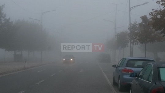 Mjegulla 'pushton' Kukësin! Kufizon lëvizjet e makinave dhe qytetarëve (VIDEO)