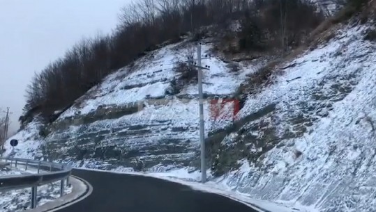 Reshjet e dëborës përfshijnë qarkun e Korçës, rrugët e lira, bëhet pastrimi dhe kriposja e tyre