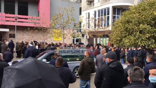 Lejohen vetëm familjarët/ Grumbullim masiv qytetarësh në ceremoninë e varrimit të drejtorit në Librazhd, u nda nga jeta prej COVID (VIDEO)