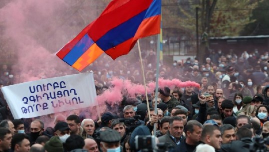 Protestuesit në Armeni kërkojnë dorëheqjen e kryeministrit Pashinian