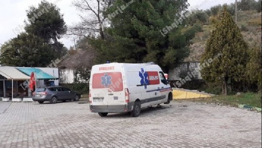 Sapo kishte lënë pacientin me COVID! Aksidentohet ambulanca, përplaset me bordurat e rrethrrotullimit të Bishtit të Zhurit