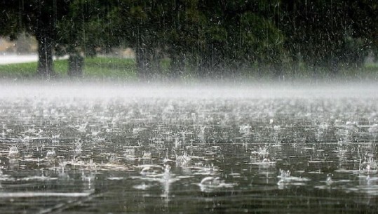 Temperatura të ulëta dhe reshje shiu në të gjithë vendin, ja parashikimi i motit për sot 