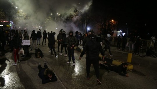 Dita e 5-të e protestës për vrasjen e Klodjan Rashës në Tiranë, arrestohen 4 persona, nën hetim 46 protestues! I plagosur 1 polic