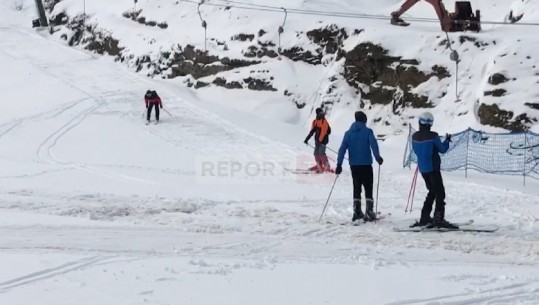 Borë në Korçë, vështirësi në qarkullim, rrugët pa mirëmbajtës për pastrimin! Lëvizet vetëm me goma dimërore e zinxhir (VIDEO)