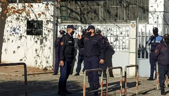 Protestat për vrasjen e Klodjan Rashës/ Të arrestuarit dalin në Gjykatë për masë sigurie, jashtë ambienteve familjarë dhe efektivë policie (VIDEO)