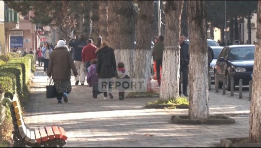 Festa te varfra, bie fuqia blerëse në Kukës! Tregtarët: Ka mbaruar gjithçka, as nuk e kthen kush kokën për të blerë! Banorët: Shpresojmë të na vijë shpejt vaksina