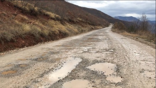 Kamionët e kromit shkatërrojnë rrugën e Martaneshit! Kreu i njësisë vendore: Kompanitë kontraktore abuzojnë me fondet