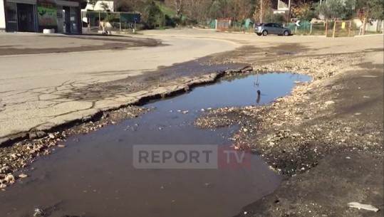 Aksi rrugor Fier-Ballsh në degradim, drejtuesit e mjeteve: Paguajmë taksat, po na dëmtohen mjetet