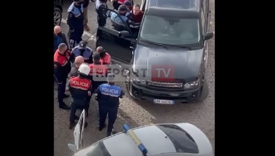 Zbardhet debati për makinën/ Ish-gjyqtari i Apelit policisë: Merreni futeni brenda shpejt! Djali: Do vish dhe ti brenda, dëgjove