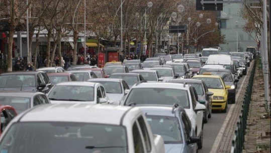 Fotolajm/ Festat e fundvitit, trafiku ‘pushton’ Tiranën! Radhë të gjata automjetesh bllokojnë rrugët e kryeqytetit