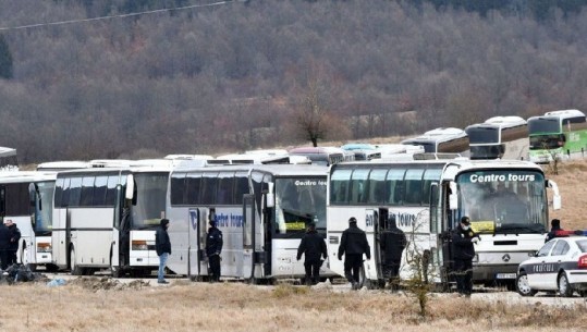 Fundvit në acar: Qindra emigrantë të mbërthyer në kampin e shkrumbuar nga zjarri  