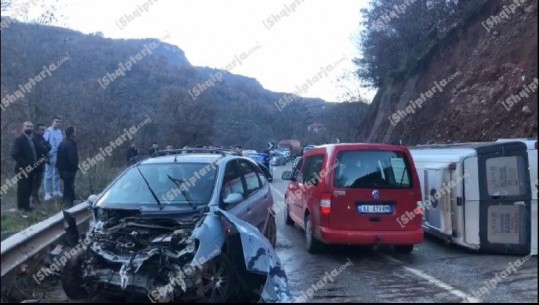 Aksident rrugor në Librazhd/ Makina përplaset me furgonin, plagoset gruaja dhe 2 fëmijë!  (VIDEO)