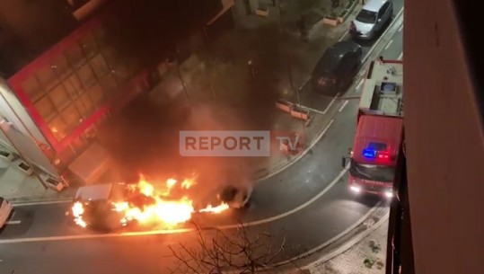 Vlorë/Dy makina të parkuara të kushërirave lyhen me benzinë dhe u vihet zjarri pas mesnate te 'Lungomare'! Pamjet nga flakët dhe tymi