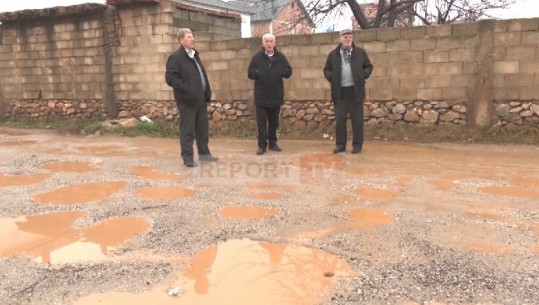 Lagjia e re e Kukësit mes baltës dhe gropave! Banori: Një të sëmurë në spital mezi e çojmë, nuk ka rrugë (VIDEO)