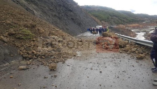 Rrëshkitje dherash në aksin Gramsh-Bersnik, bllokohet qarkullimi në njërin krah të rrugës