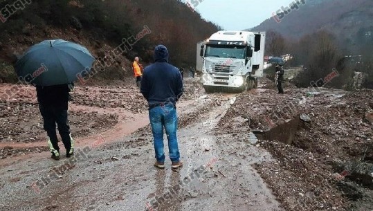 Moti i keq, rrëshqitje dherash në aksin rrugor Elbasan-Përrenjas