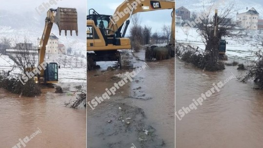 Kukës/ Rrëshqitje dherash në disa akse rrugore, fadromat në punë për lirimin e tyre (VIDEO)